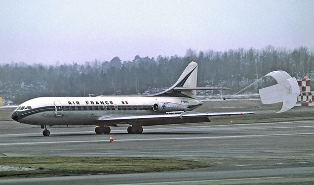 An Air France Caravelle III deploying a braking parachute, which was used before the development of thrust reversing engines. (Lars Söderström)